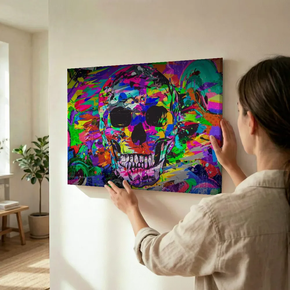 Sfeerimpressie: Pop-art doodshoofd terwijl het wordt opgehangen