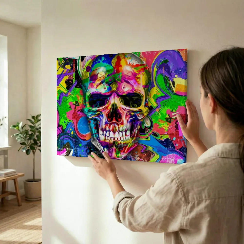 Sfeerimpressie: Pop-art glanzend doodshoofd terwijl het wordt opgehangen