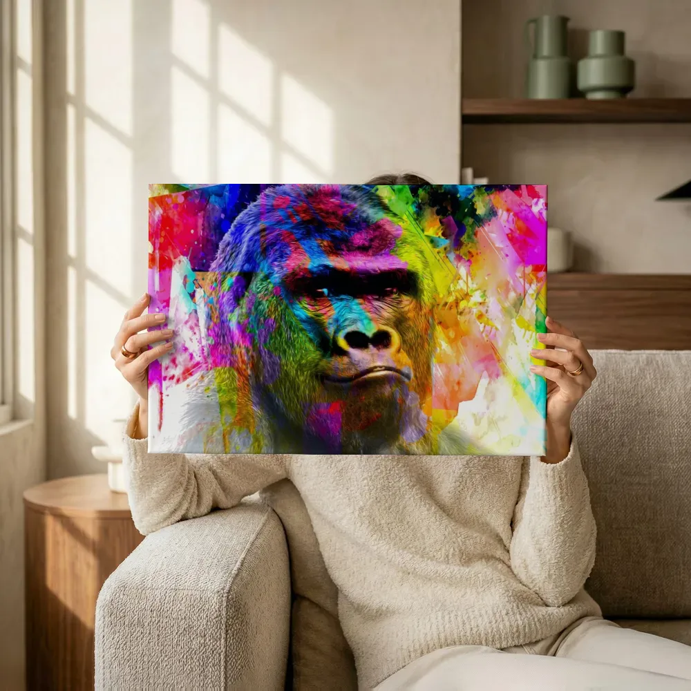 Sfeerimpressie: Pop-art gorilla terwijl het omhoog wordt gehouden