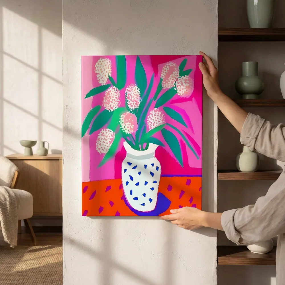 Sfeerimpressie: Pop-art hortensia in vaas naast de kast