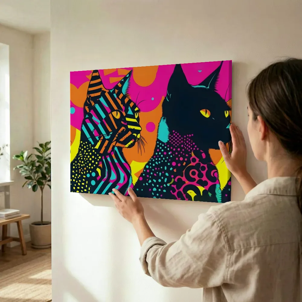 Sfeerimpressie: Pop art katten in neon kleuren terwijl het wordt opgehangen