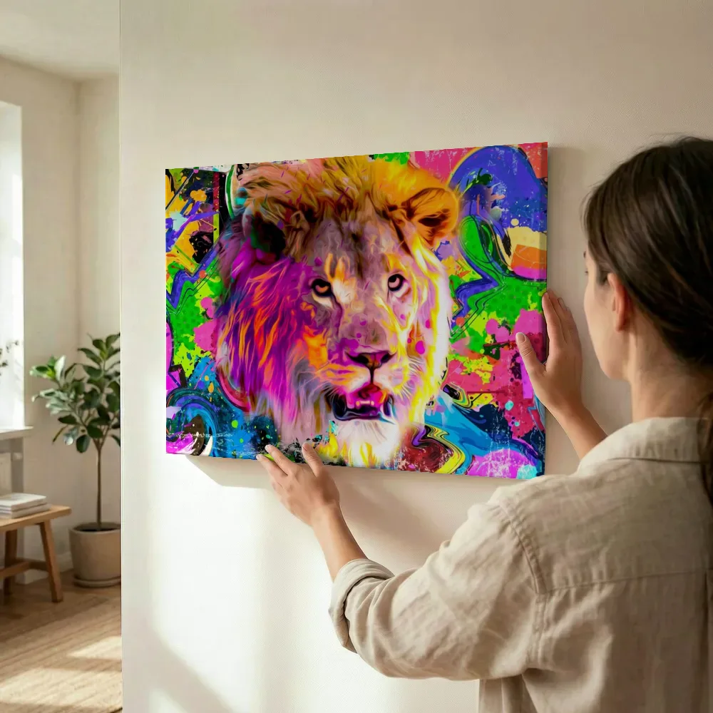 Sfeerimpressie: Pop-art leeuwenkop terwijl het wordt opgehangen