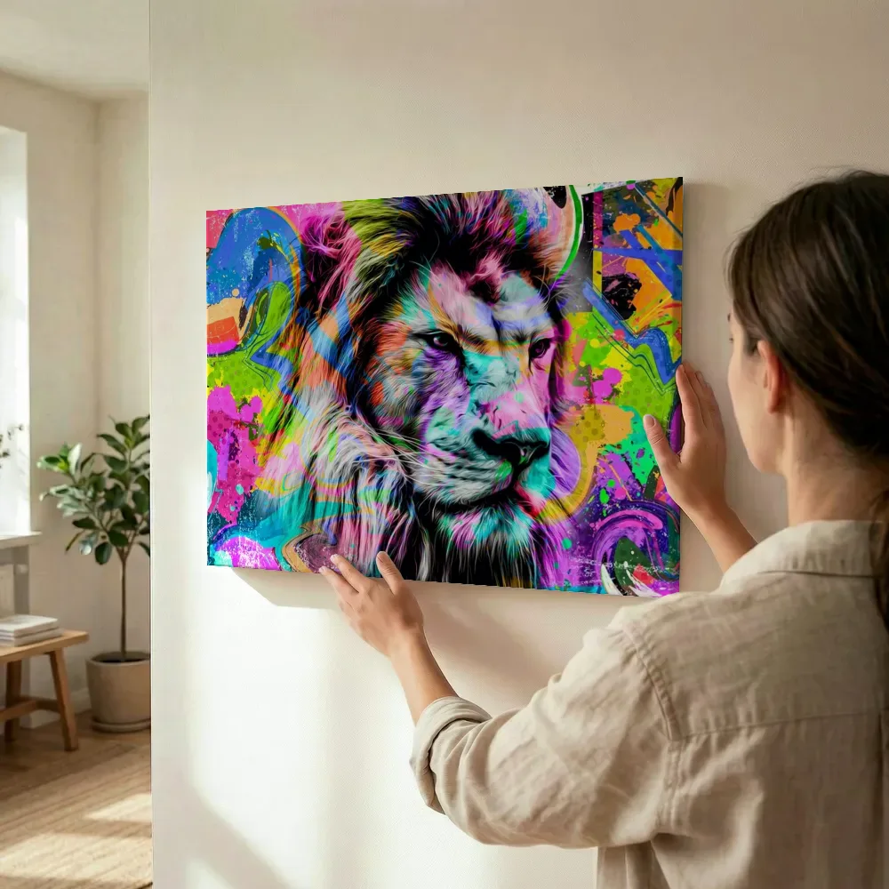 Sfeerimpressie: Pop-art leeuwenportret terwijl het wordt opgehangen