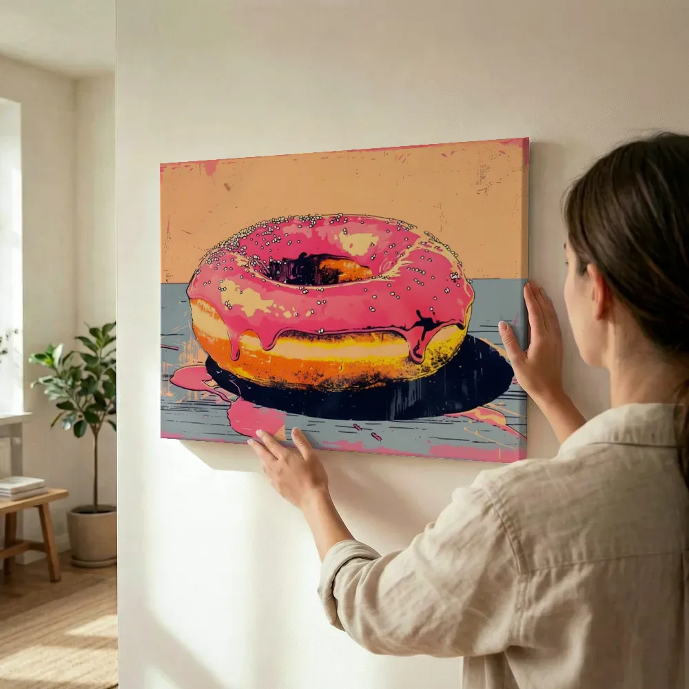 Sfeerimpressie: Pop-art roze donut terwijl het wordt opgehangen