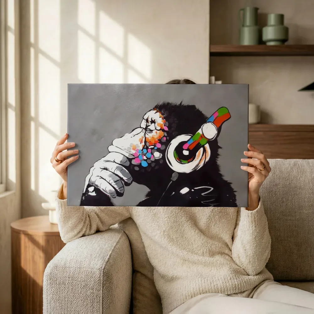 Sfeerimpressie: Popart denkende aap met koptelefoon terwijl het omhoog wordt gehouden