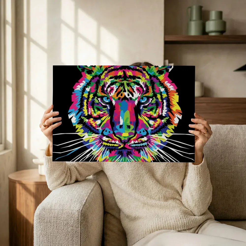 Sfeerimpressie: Pop-art tijger op zwarte achtergrond terwijl het omhoog wordt gehouden