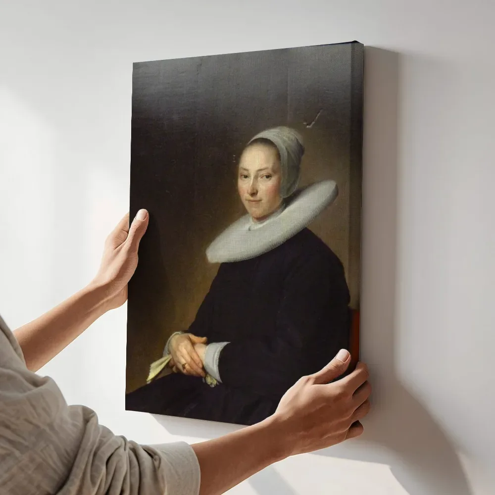 Sfeerimpressie: Portret van een zittende jonge vrouw van Johannes Cornelisz Verspronck terwijl het aan de muur wordt gehangen