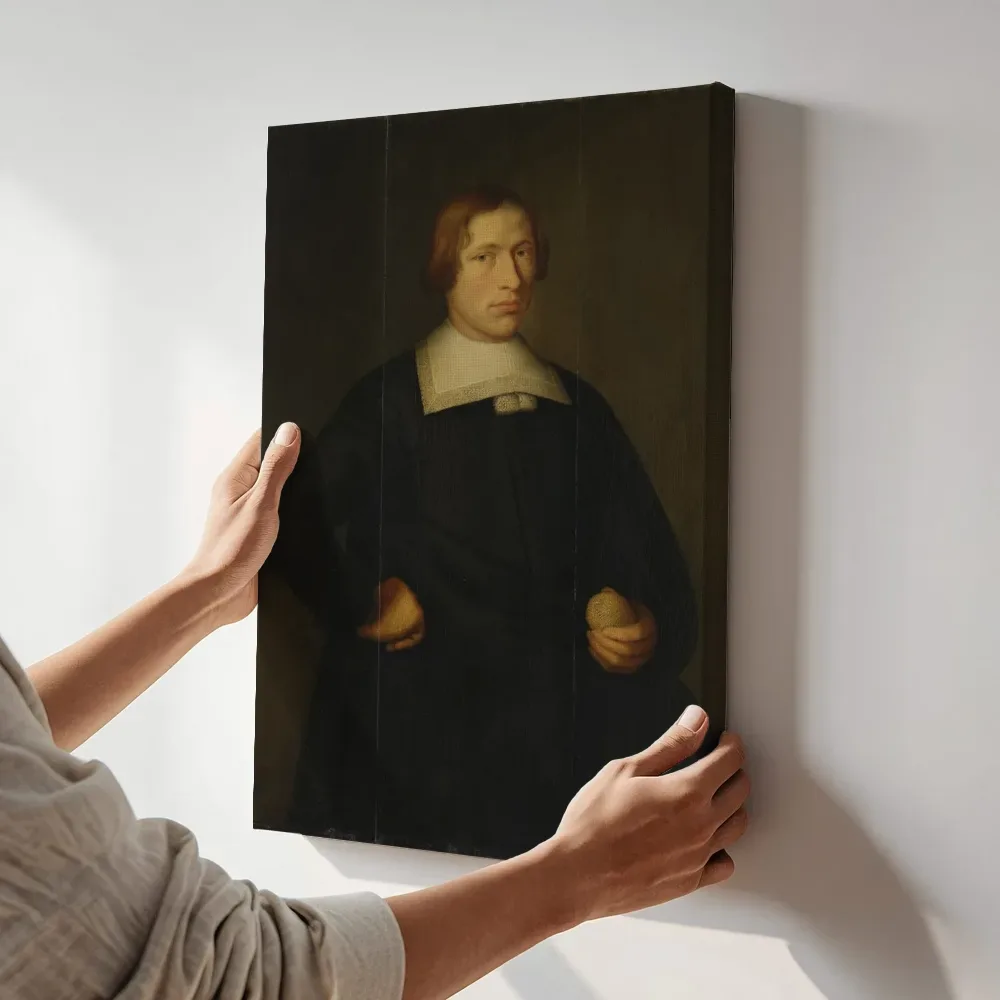 Sfeerimpressie: Portret van een jonge man met een citroen van Bartholomeus van der Helst terwijl het aan de muur wordt gehangen