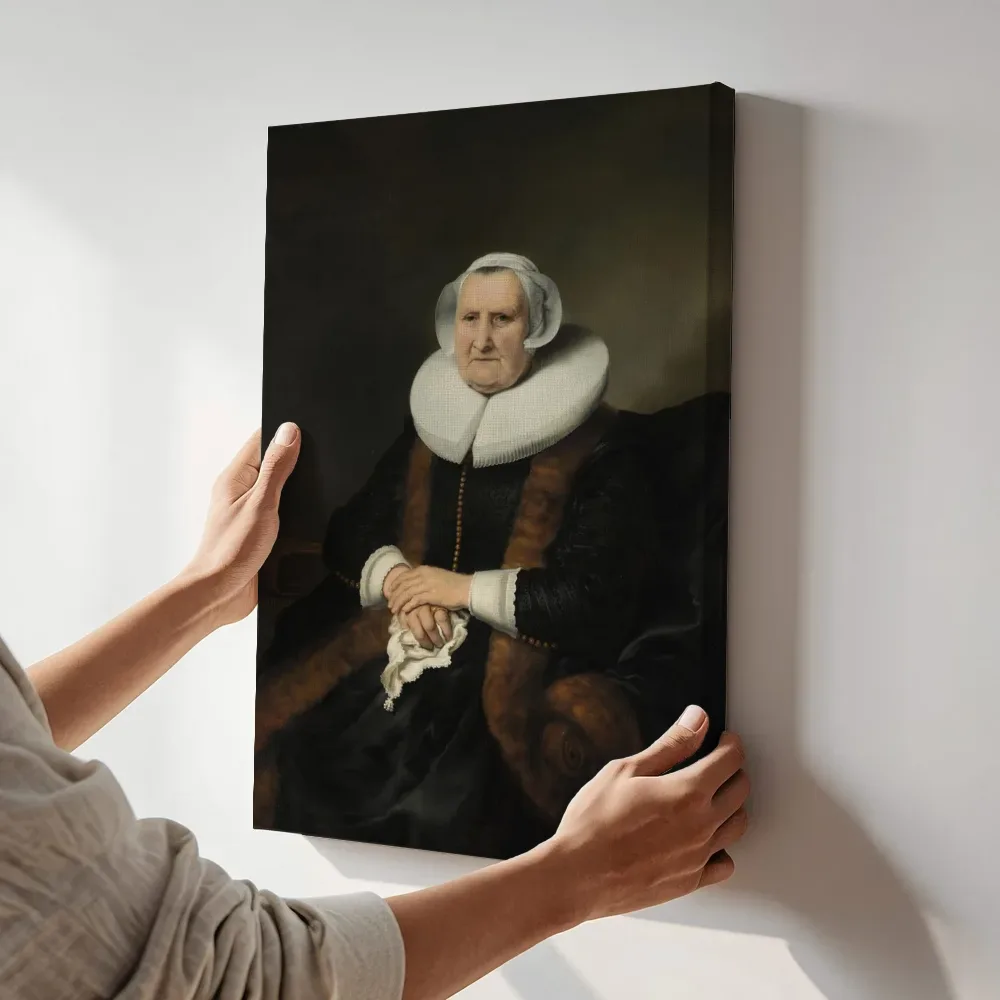 Sfeerimpressie: Portret van een oude dame, mogelijk Elisabeth Jacobsdr Bas van Ferdinand Bol terwijl het aan de muur wordt gehangen