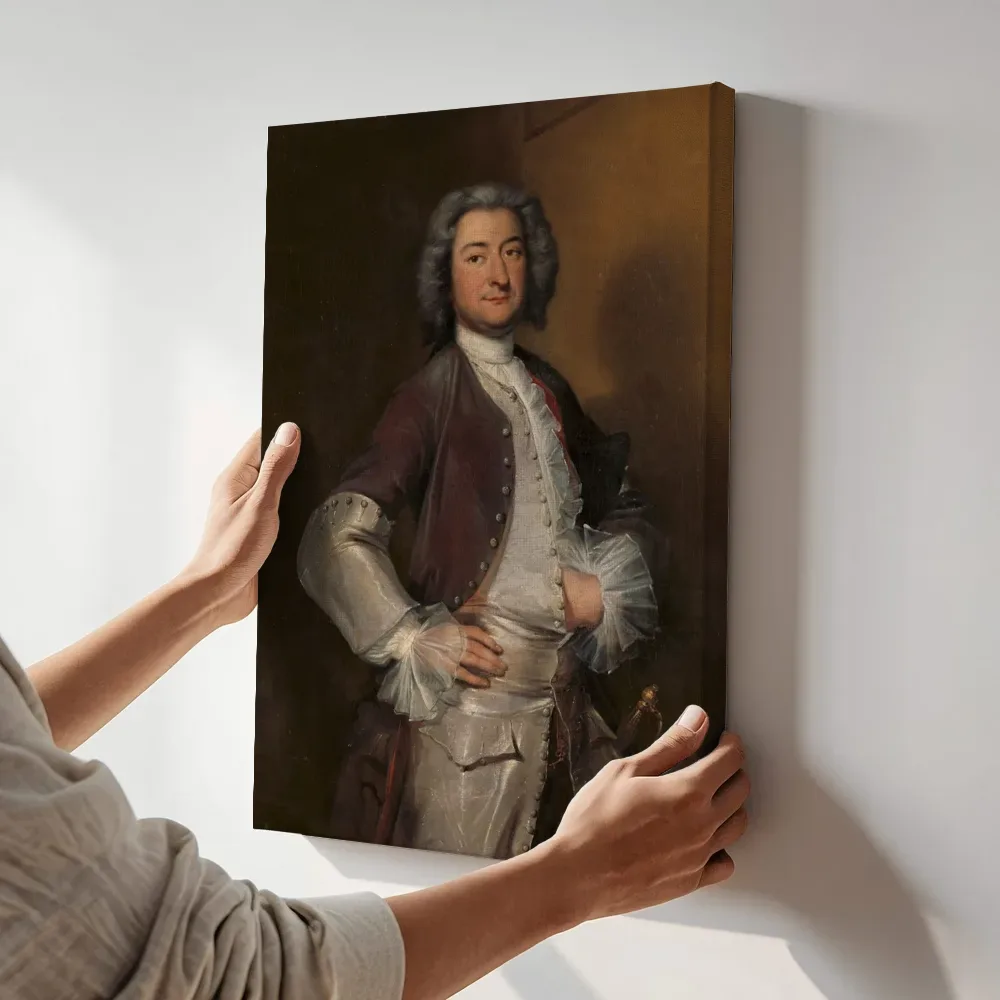 Sfeerimpressie: Portret van Isaac Sweers van Cornelis Troost terwijl het aan de muur wordt gehangen