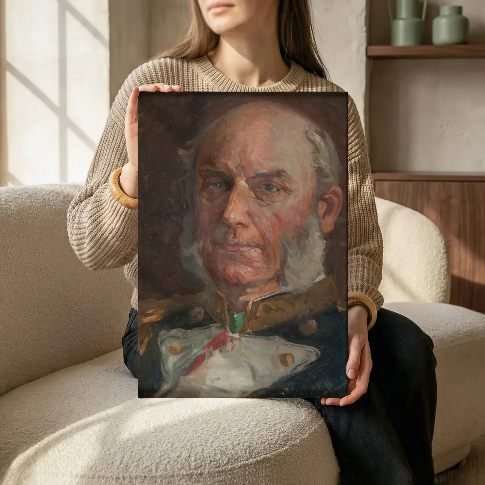 Sfeerimpressie: Portret in uniform van Hilma af Klint terwijl het zittend wordt getoond