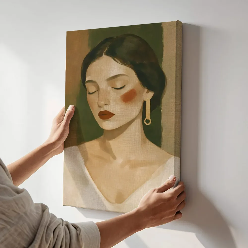 Sfeerimpressie: Portret gesloten ogen in aardetinten terwijl het aan de muur wordt gehangen