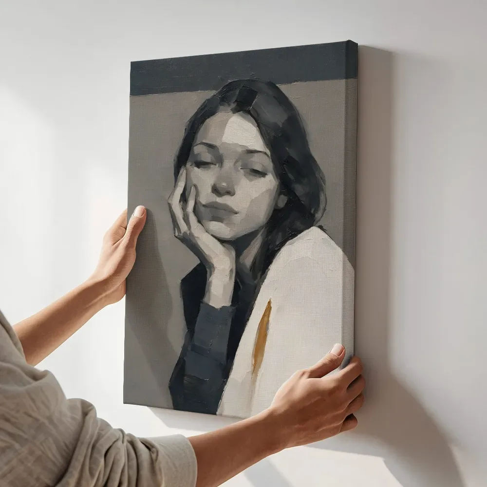 Sfeerimpressie: Portret, hand bij het gezicht, olieverf in donker houtskool terwijl het aan de muur wordt gehangen