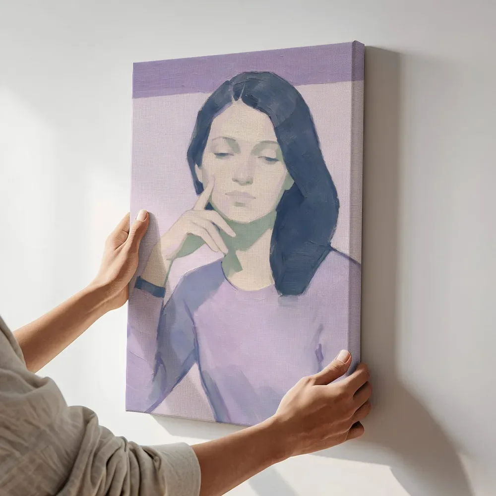Sfeerimpressie: Portret, hand bij het gezicht, olieverf in lavendelvelden terwijl het aan de muur wordt gehangen