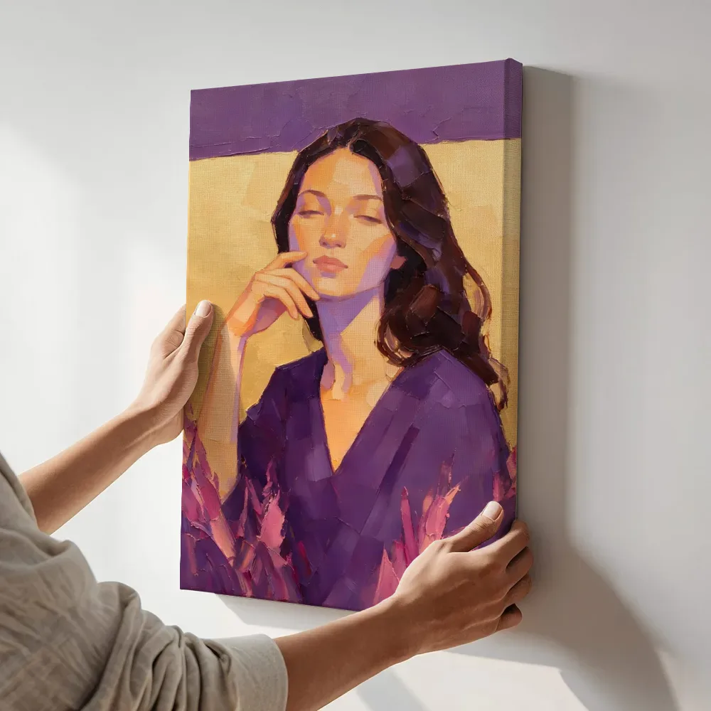 Sfeerimpressie: Portret, hand bij het gezicht, olieverf in paars en goud terwijl het aan de muur wordt gehangen