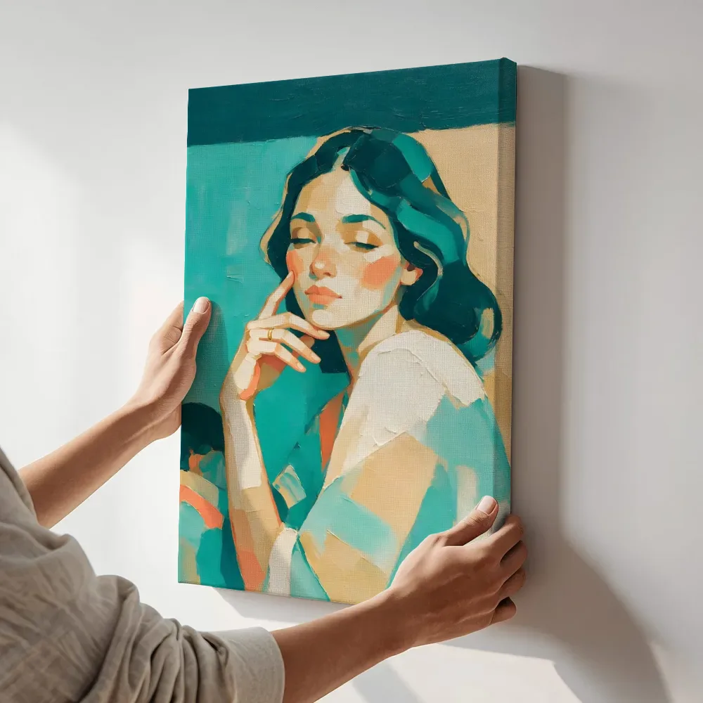 Sfeerimpressie: Portret, hand bij het gezicht, olieverf in turkoois en zand terwijl het aan de muur wordt gehangen