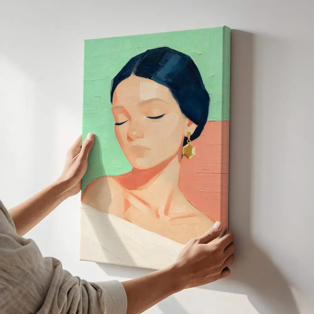Sfeerimpressie: Portret met gesloten ogen, olieverf in diep munt en koraal terwijl het aan de muur wordt gehangen