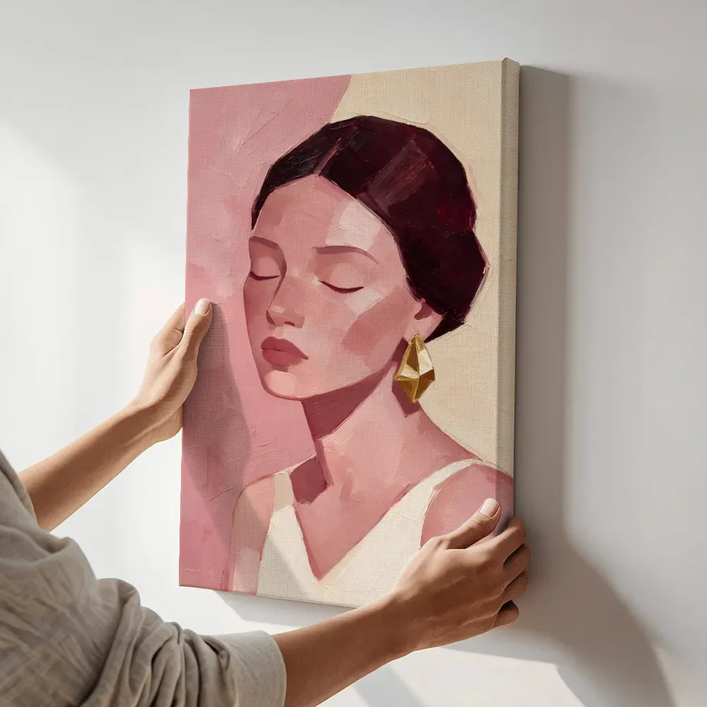 Sfeerimpressie: Portret met gesloten ogen, olieverf in diep stoffig roze terwijl het aan de muur wordt gehangen
