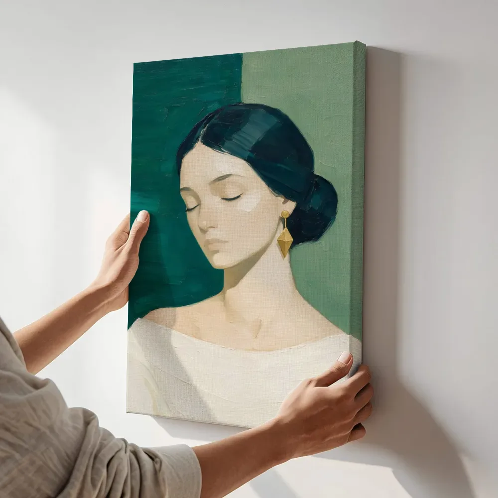 Sfeerimpressie: Portret met gesloten ogen, olieverf in diepgroen terwijl het aan de muur wordt gehangen
