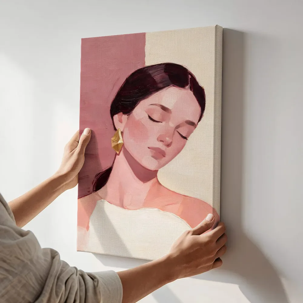 Sfeerimpressie: Portret met gesloten ogen, olieverf in stoffig roze terwijl het aan de muur wordt gehangen