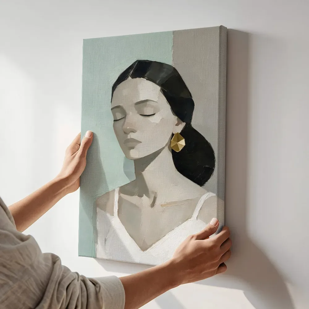 Sfeerimpressie: Portret met gesloten ogen, olieverf in zeegroen terwijl het aan de muur wordt gehangen