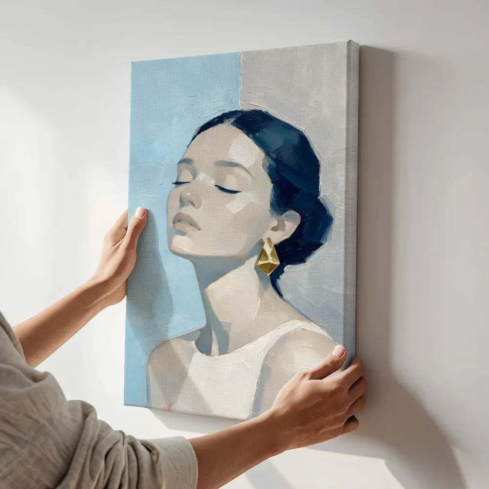 Sfeerimpressie: Portret met gesloten ogen, olieverf in zilver en ijsblauw terwijl het aan de muur wordt gehangen