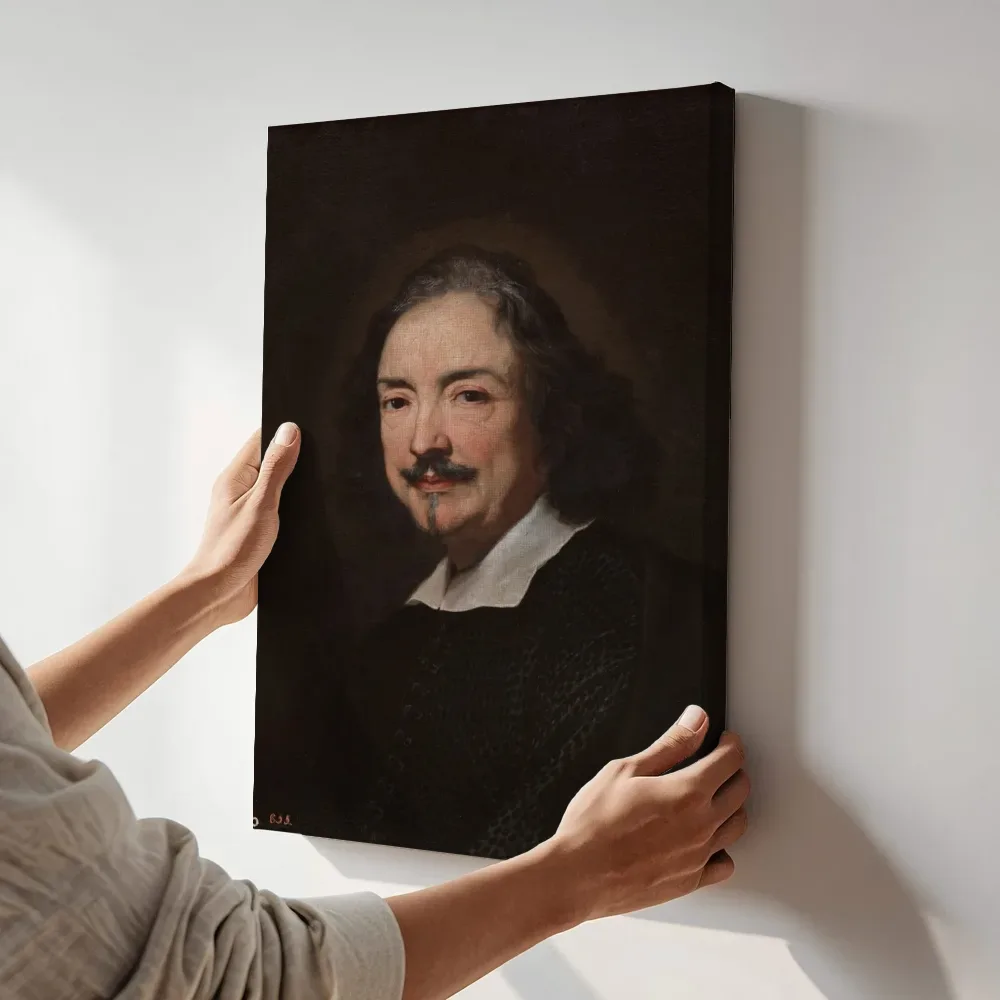 Sfeerimpressie: Portret van de schilder van Andrea Sacchi (1599-1661) van Carlo Maratta terwijl het aan de muur wordt gehangen
