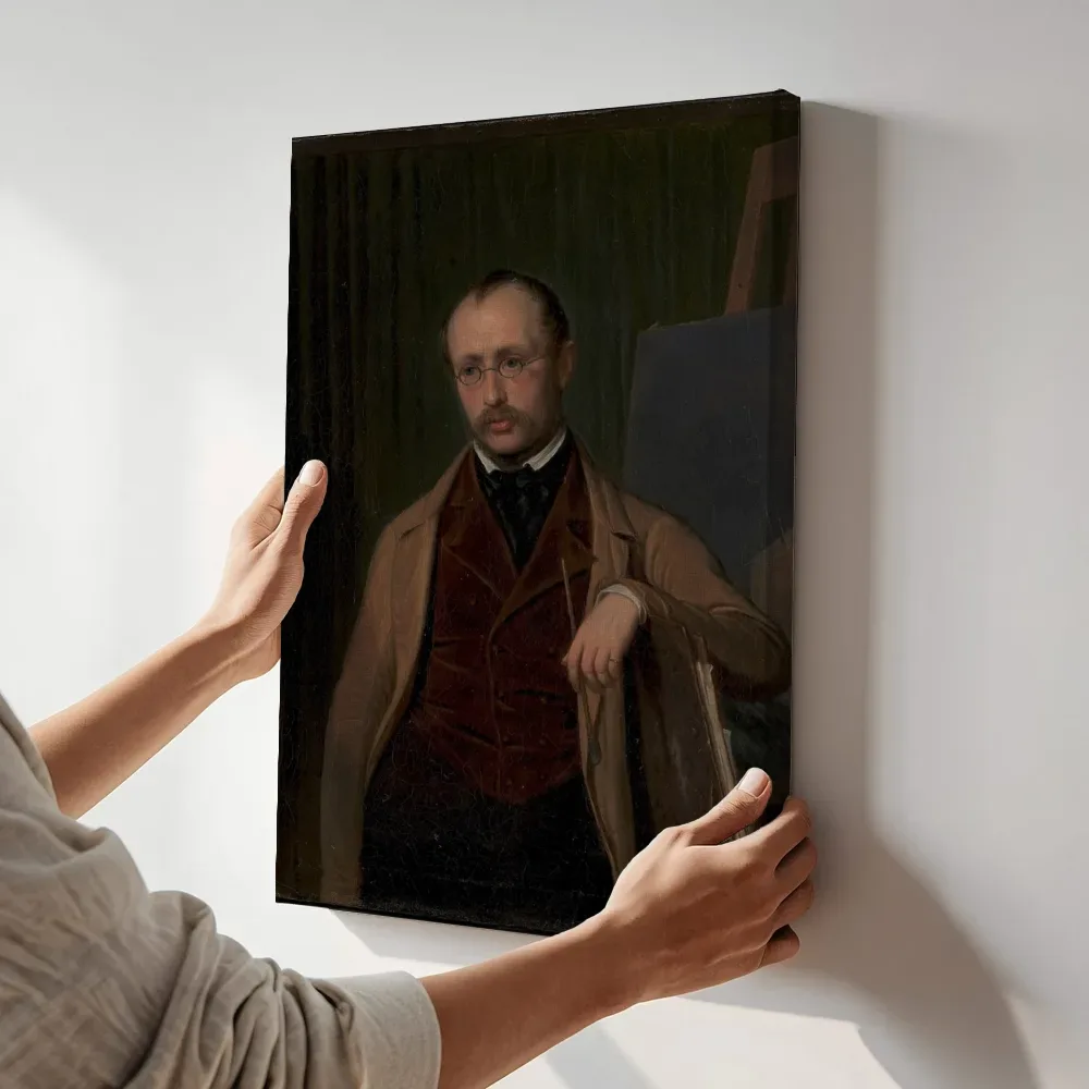 Sfeerimpressie: Portret van de zeeschilder van Emil Bærentzen terwijl het aan de muur wordt gehangen