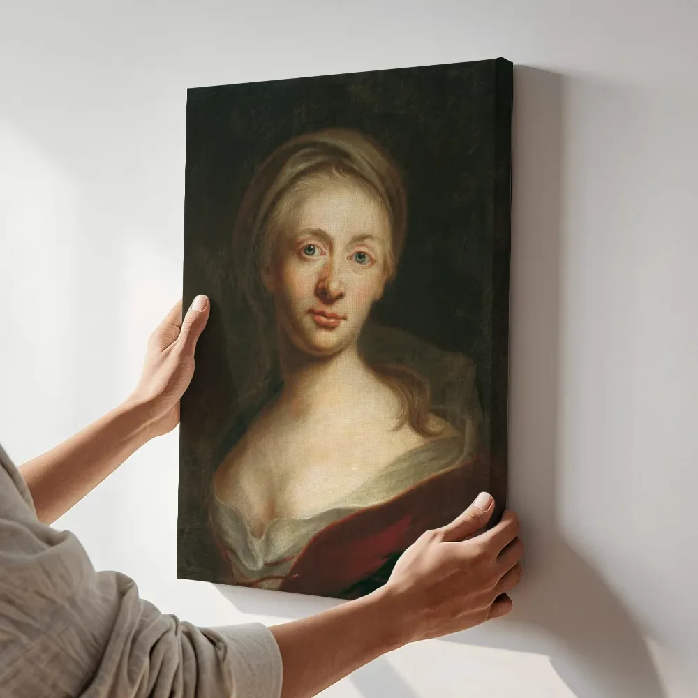 Sfeerimpressie: Portret van een dame van Christian Seybold terwijl het aan de muur wordt gehangen