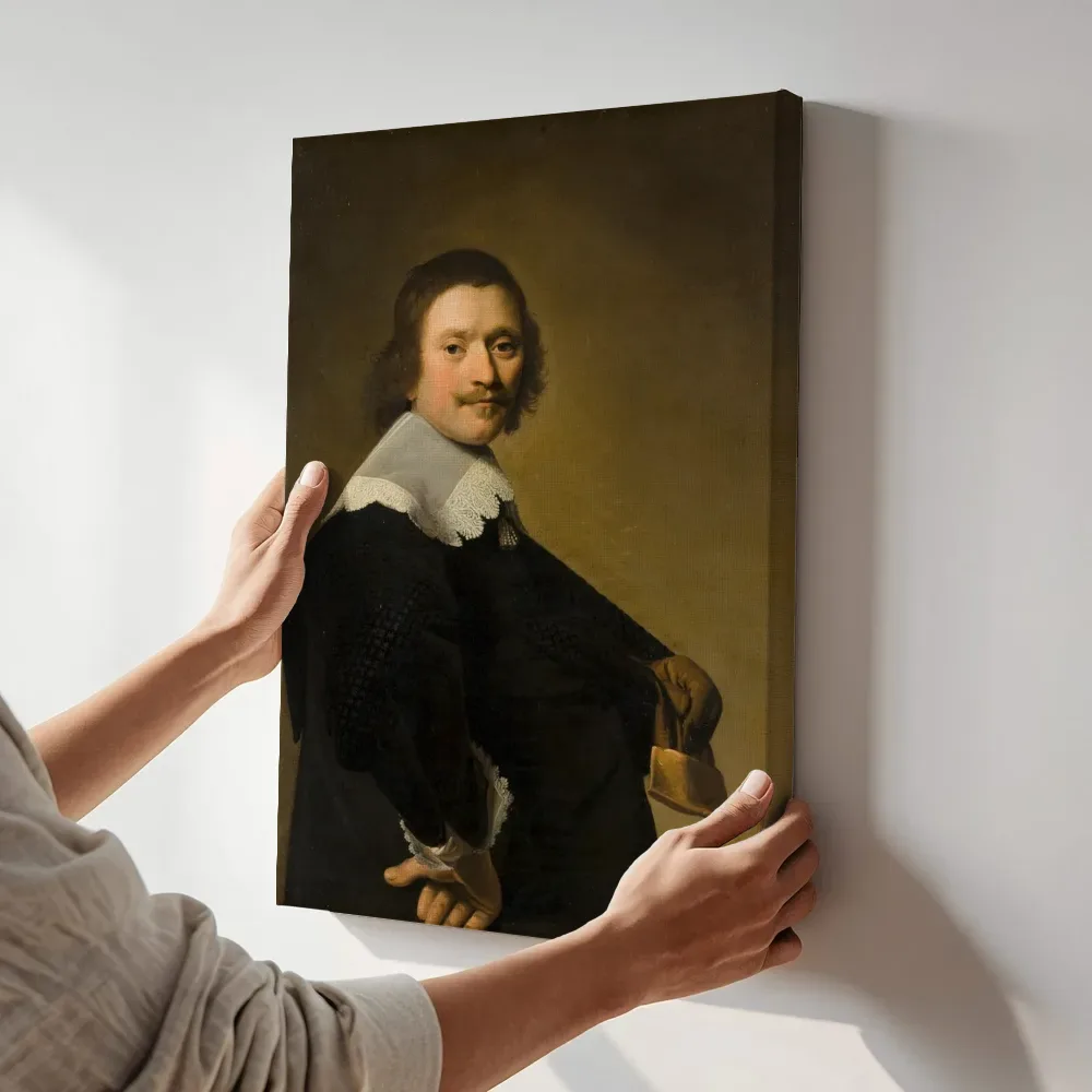 Sfeerimpressie: Portret van een heer van Johannes Cornelisz Verspronck terwijl het aan de muur wordt gehangen