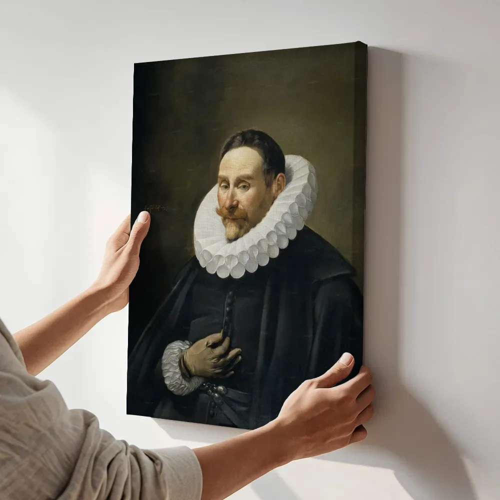 Sfeerimpressie: Portret van een heer van Juan Bautista Maíno terwijl het aan de muur wordt gehangen