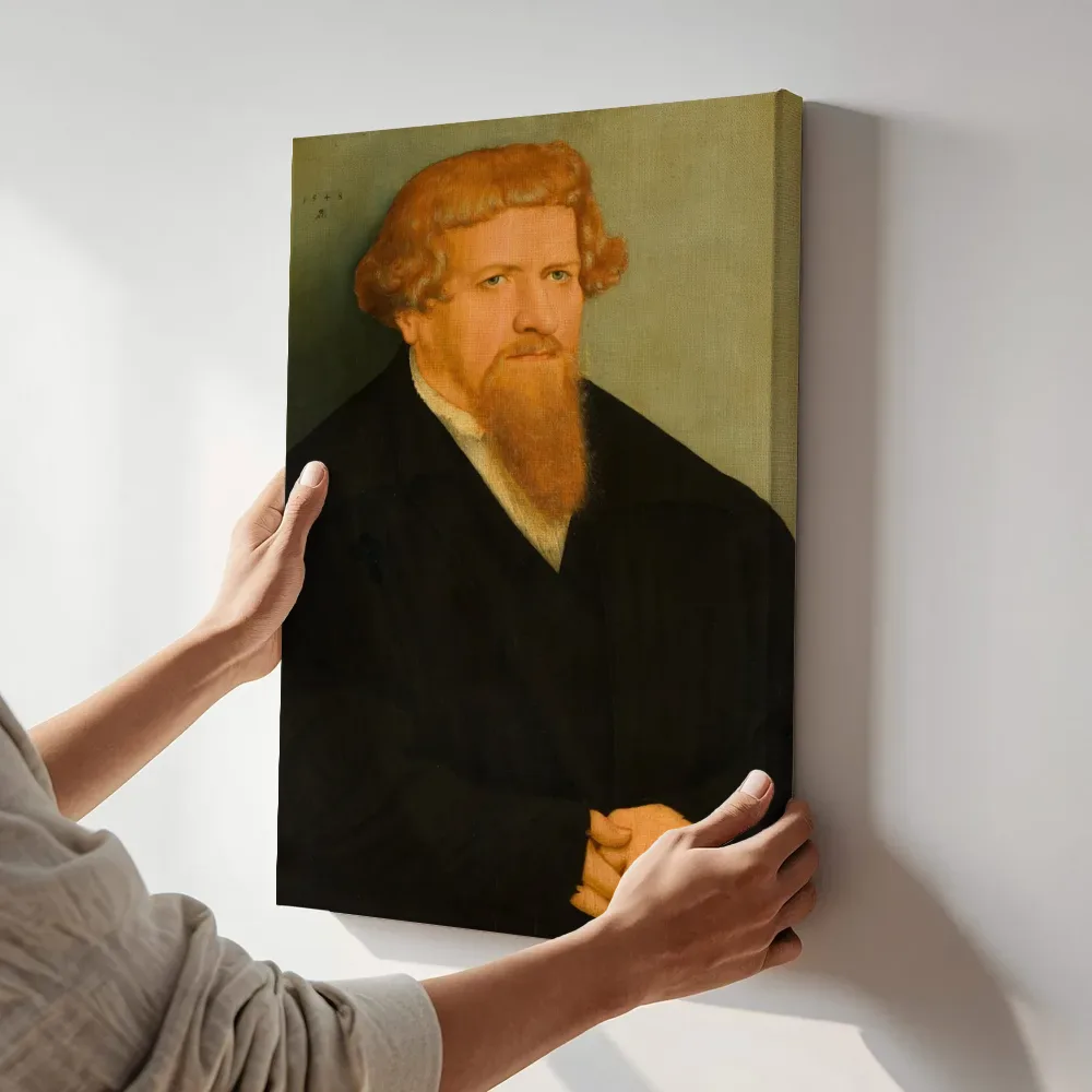 Sfeerimpressie: Portret van een man met een rode baard terwijl het aan de muur wordt gehangen