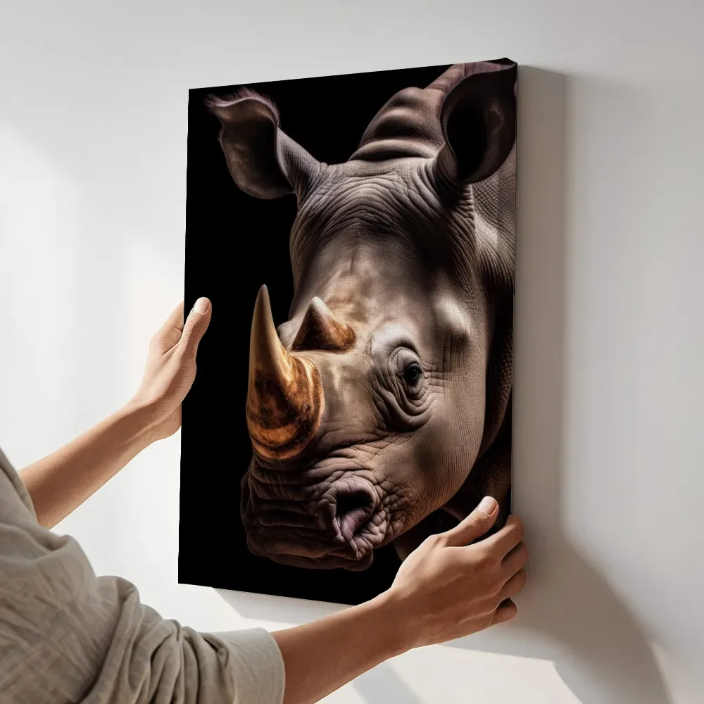 Sfeerimpressie: Portret van een neushoorn terwijl het aan de muur wordt gehangen