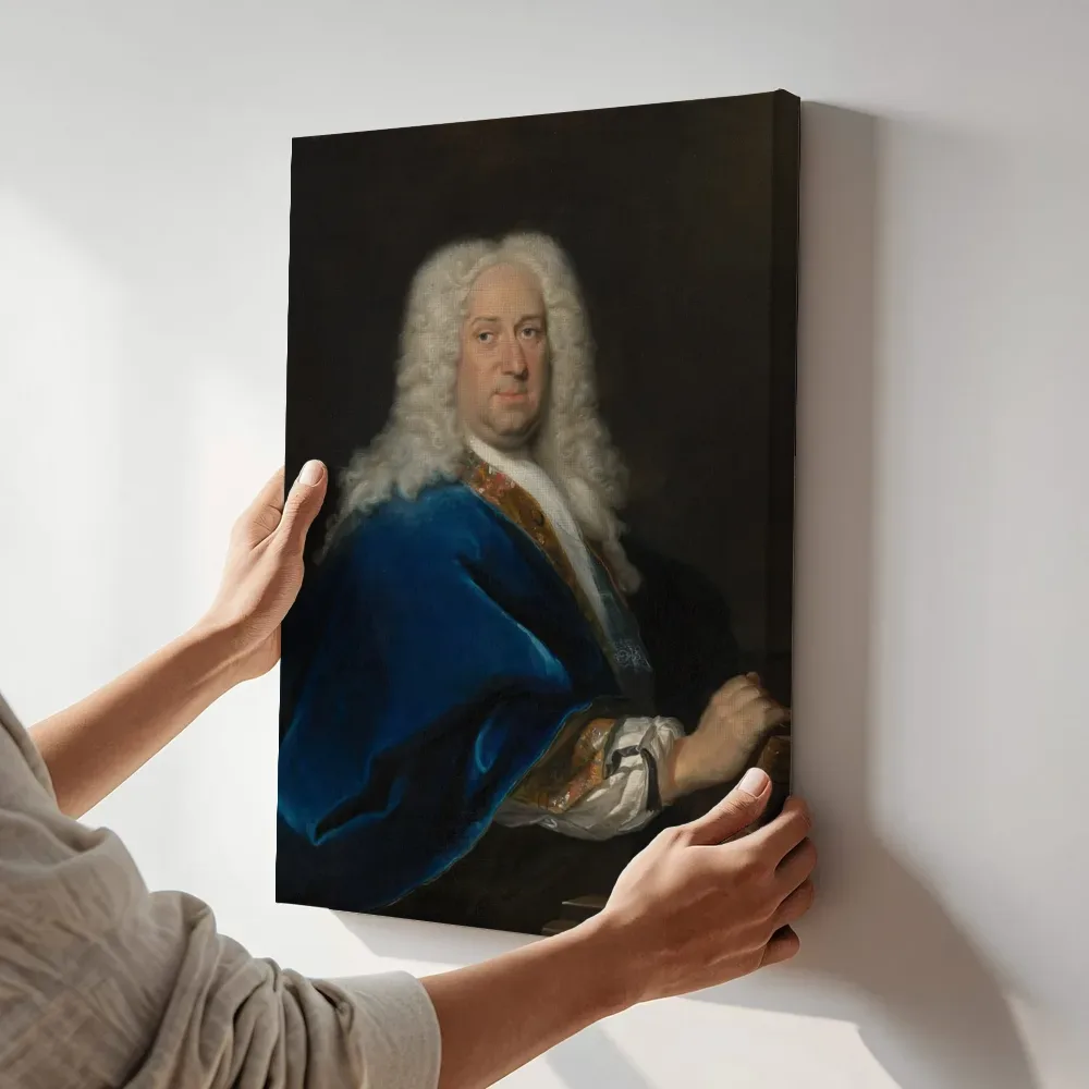 Sfeerimpressie: Portret van een onbekende man van Cornelis Troost terwijl het aan de muur wordt gehangen