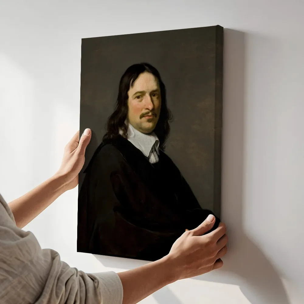 Sfeerimpressie: Portret van een onbekende man van Jan de Bray terwijl het aan de muur wordt gehangen