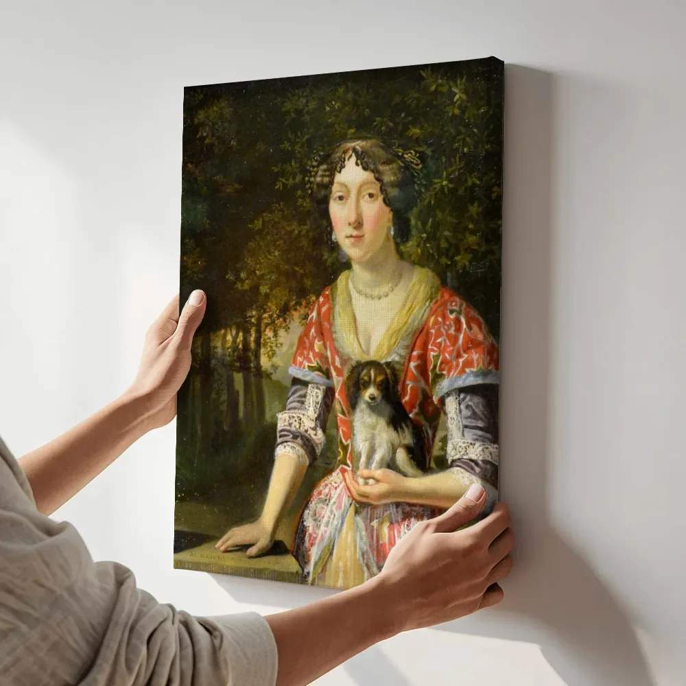 Sfeerimpressie: Portret van een onbekende vrouw van Matthijs Naiveu terwijl het aan de muur wordt gehangen