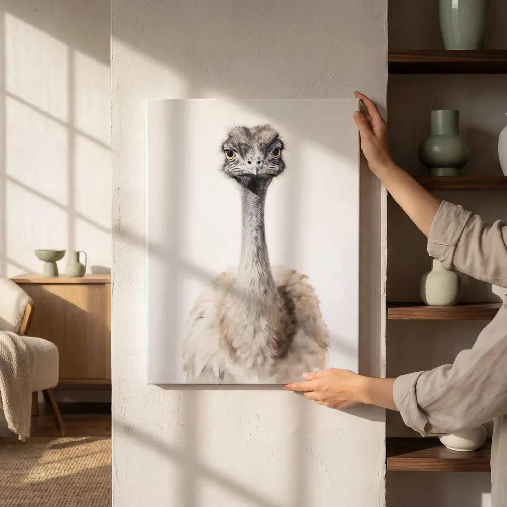 Sfeerimpressie: Portret van een struisvogel terwijl het aan de muur wordt gehangen
