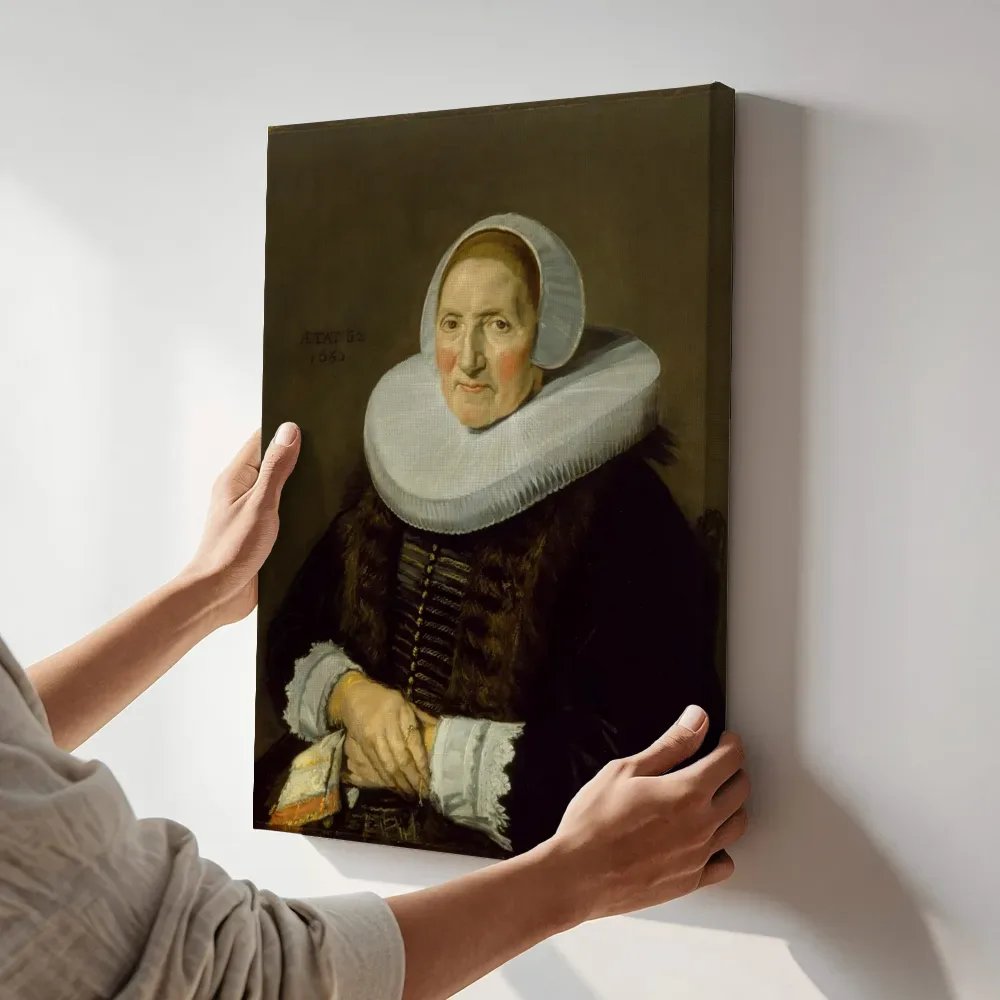 Sfeerimpressie: Portret van een vrouw van Frans Hals terwijl het aan de muur wordt gehangen