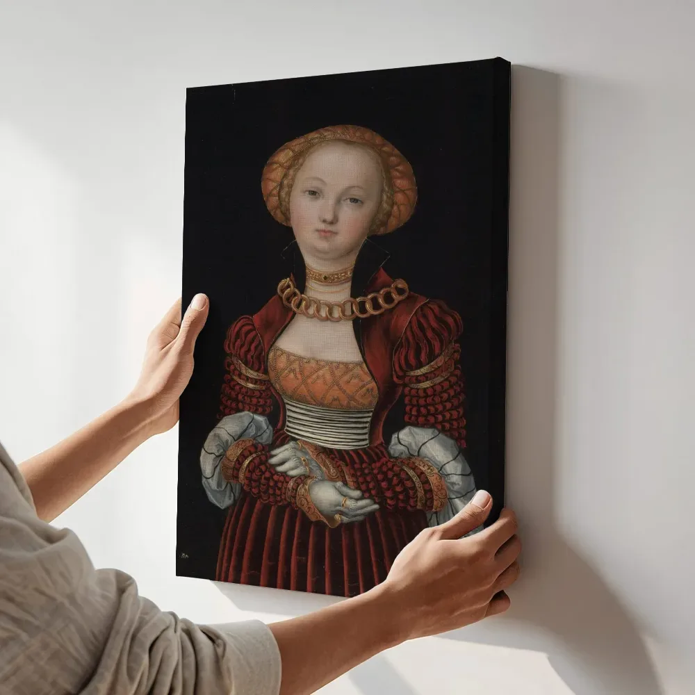 Sfeerimpressie: Portret van een vrouw van Lucas Cranach the Elder terwijl het aan de muur wordt gehangen