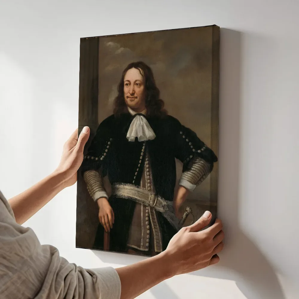 Sfeerimpressie: Portret van een zee overste, waarschijnlijk vice admiraal Aert van Nes (1626 1693) van Ferdinand Bol terwijl het aan de muur wordt gehangen