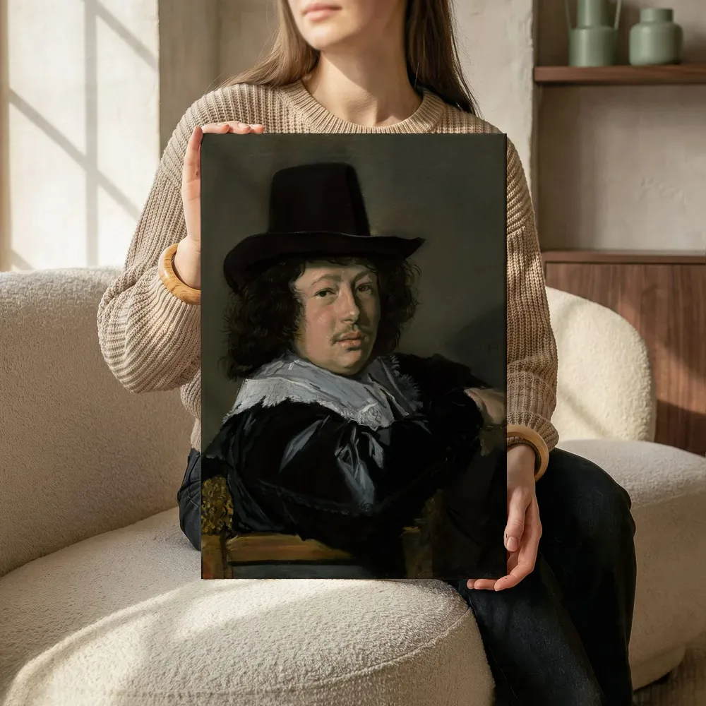 Sfeerimpressie: Portret van een zittende jonge man met een zwarte hoed van Frans Hals terwijl het zittend wordt getoond