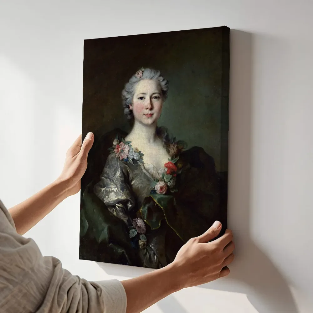 Sfeerimpressie: Portret van mademoiselle de Coislin van Louis Tocqué terwijl het aan de muur wordt gehangen