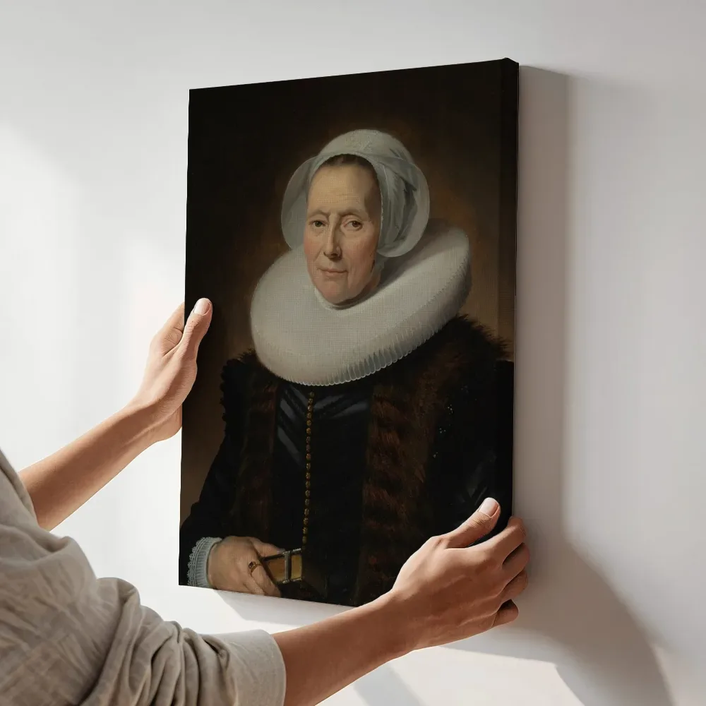 Sfeerimpressie: Portret van Maritge Claesdr. Voogt (....-1644) van Frans Hals terwijl het aan de muur wordt gehangen