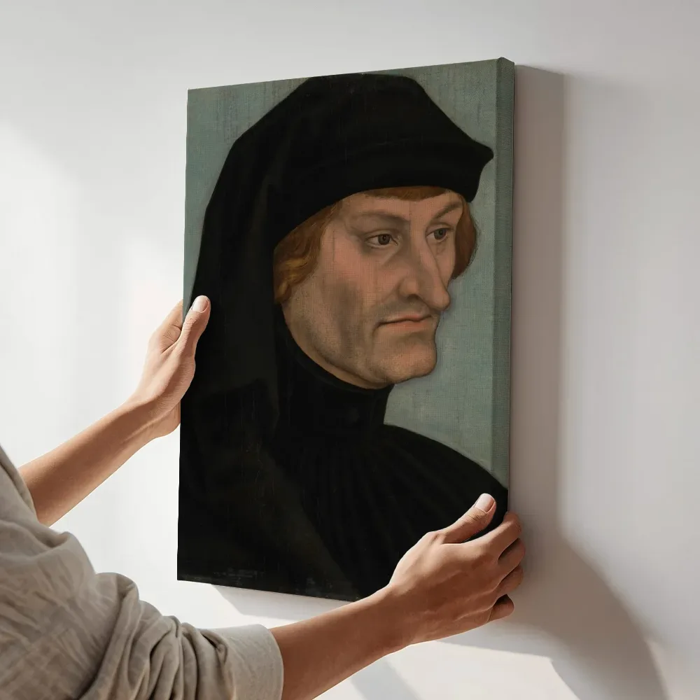 Sfeerimpressie: Portret van Rudolf Agricola (1444-1485) van Lucas Cranach the Elder terwijl het aan de muur wordt gehangen