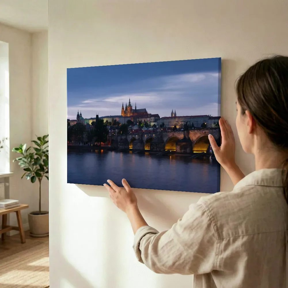 Sfeerimpressie: Praag bij avond met Karelsbrug en kasteel terwijl het wordt opgehangen