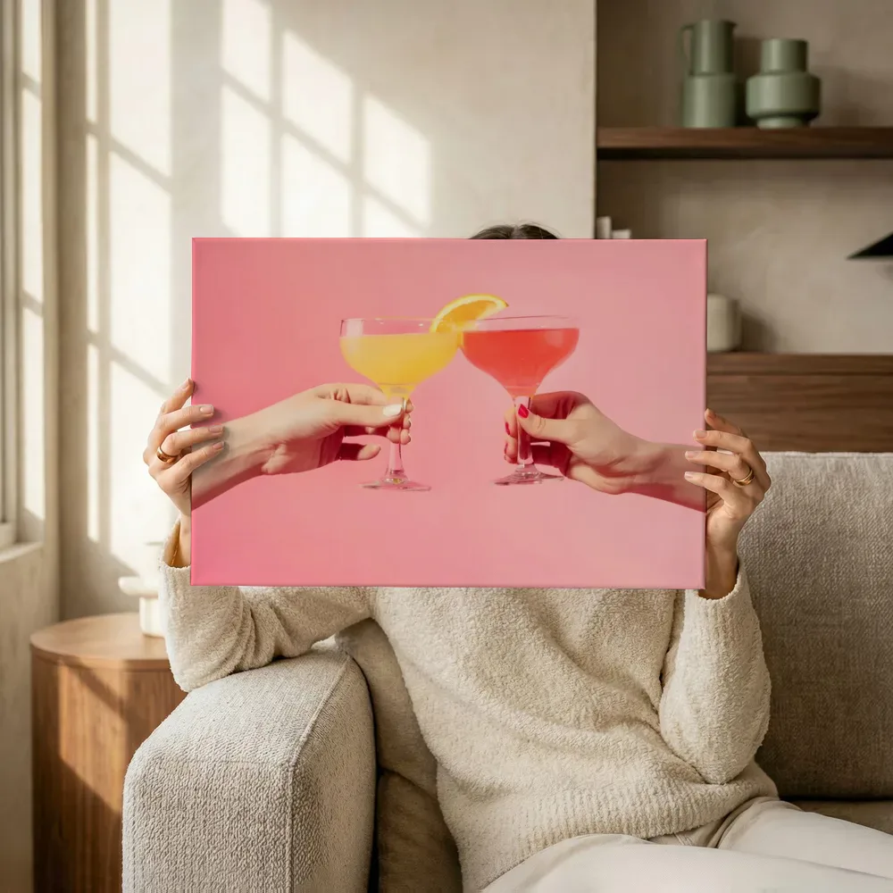 Sfeerimpressie: Proostende cocktails in roze terwijl het omhoog wordt gehouden