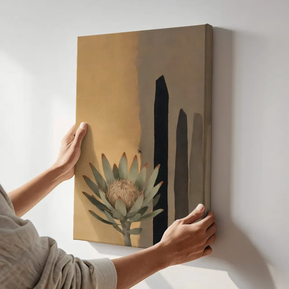 Sfeerimpressie: Protea van dichtbij in camel en ivoor terwijl het aan de muur wordt gehangen