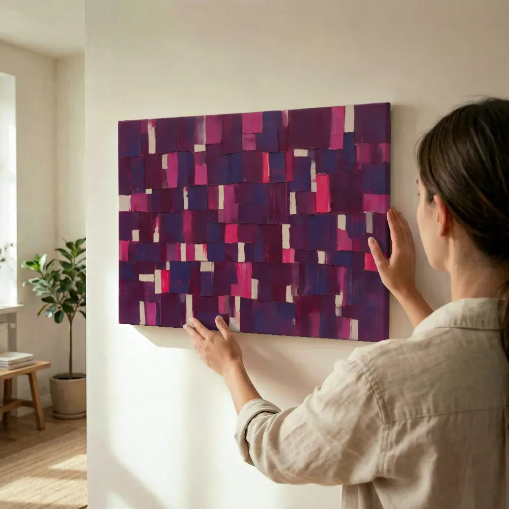 Sfeerimpressie: Pruim en fuchsia als een muur van stenen terwijl het wordt opgehangen