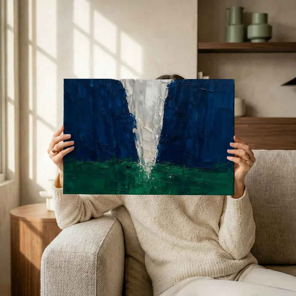 Sfeerimpressie: Pruisisch blauw en zilverwit met lichtspleet terwijl het omhoog wordt gehouden