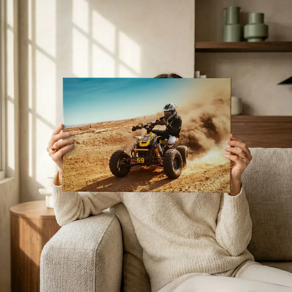 Sfeerimpressie: Quad door de woestijnduinen terwijl het omhoog wordt gehouden